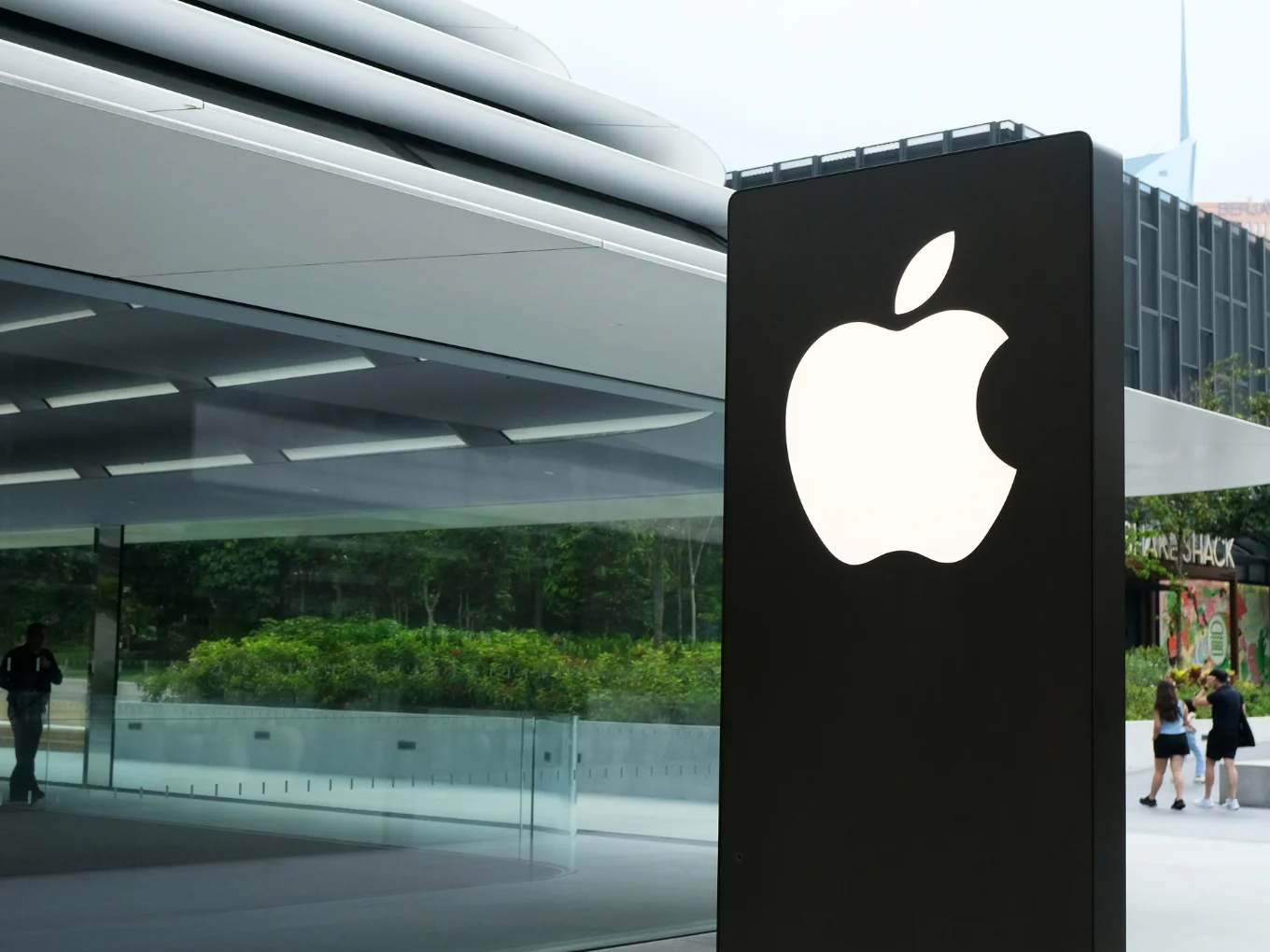 Apple and Microsoft Hike Hardware Prices Amid AI Storage Crunch