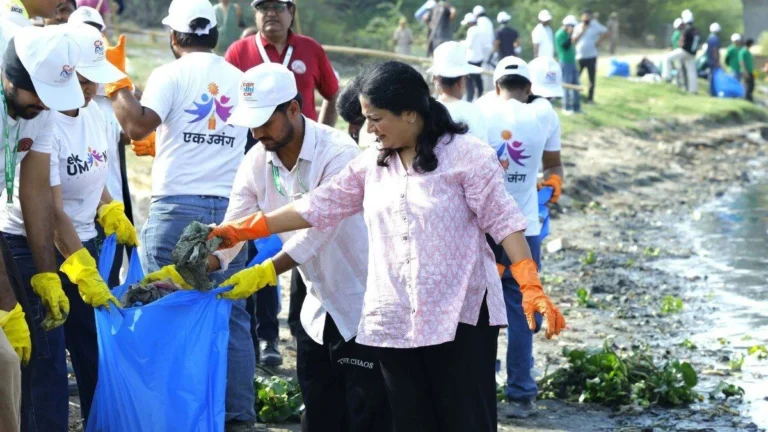 Delhi CM Rekha Gupta leads Yamuna cleanup drive at Chilla Ghat Delhi Chief Minister Rekha Gupta launched the 'Clean Delh...