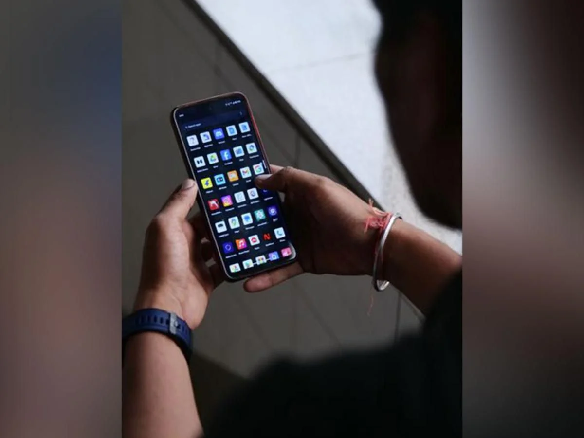 India Mobile Subscribers Hit 1.29 Billion as Growth Moderates