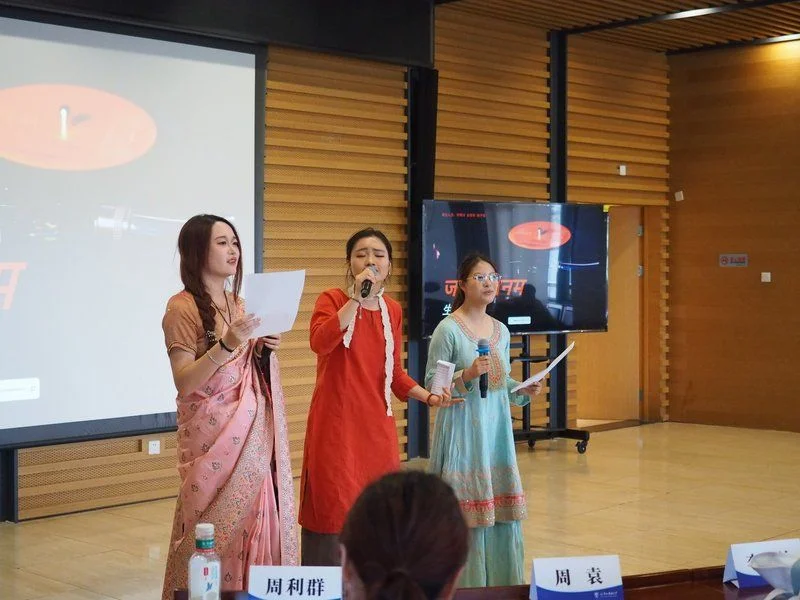 Indian Ambassador Meets Language Students in Beijing