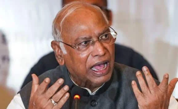 Kharge Reprimands Congress Workers Over DK Shivakumar Slogans