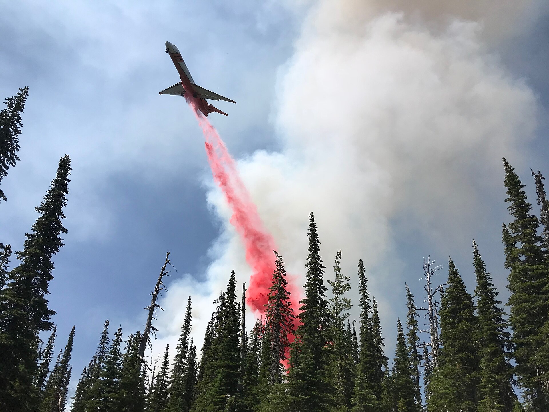 Airtanker dropping fire retardant (illustrative file photo)