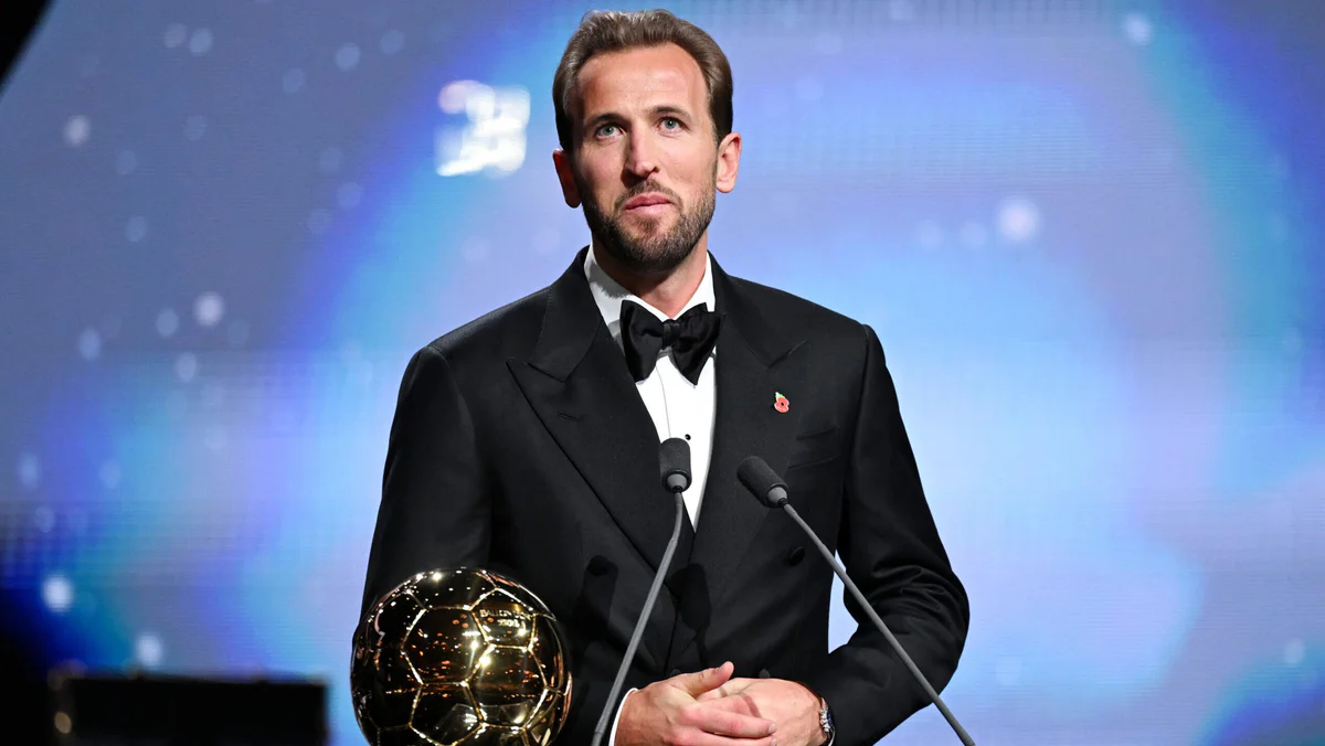 Harry Kane holds the 2026 men's Ballon d'Or trophy at the London Palladium in London on October 26