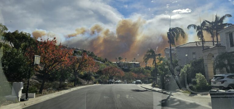 Illustrative file photo: smoke rises at the start of the Palisades Fire, January 2025 (CC BY 2.0, Tim McCune via Wikimedia Commons)