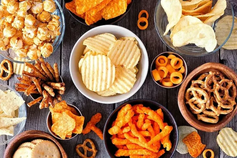 Supermarket shelves displaying packaged protein bars and meat snacks as industry experts report rising demand for protein-rich snacks